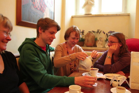 2012-Reger Austausch von jung und alt im Café