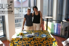 2010-Loni und Regine beim CSD Rathausempfang mit Infostand