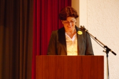 2013-Jubiläum-4-Marianne Müller liest das Grußwort MdL Brigitte Lösch